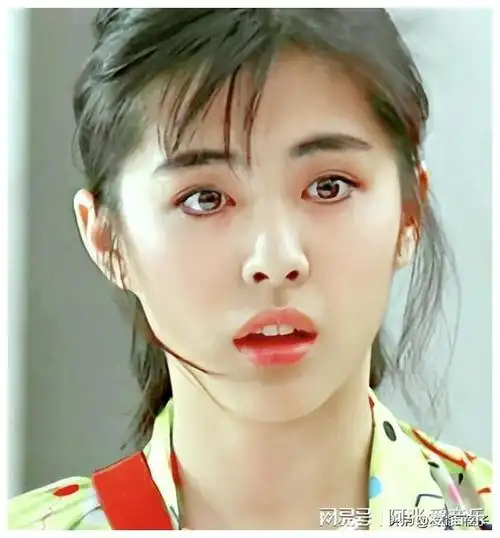 气质开始变得清冷;眉毛也是粗黑浓密,到现在王祖贤的眉型一直是这样