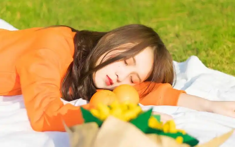 阳光治愈系美少女户外写真桌面壁纸