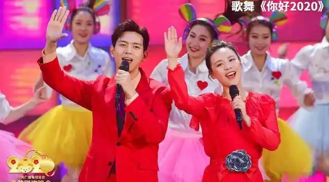 李现央视春晚之旅台上唱歌中规中矩台下为偶像周杰伦打call