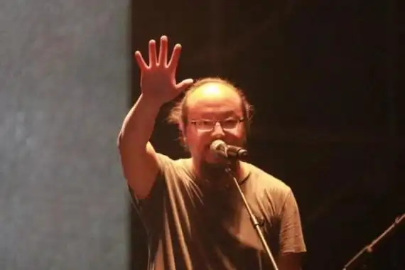 54岁窦唯现身苍蝇小店衣服洗褪色头发花白拒绝央视高价邀请