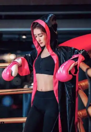 谢娜晒健身照喊"累",跟张杰同款健身姿势!