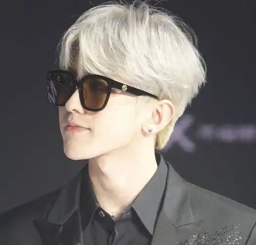 蔡徐坤杨颖同框出席活动,无美颜下依旧精致,内娱神颜姐弟实锤!