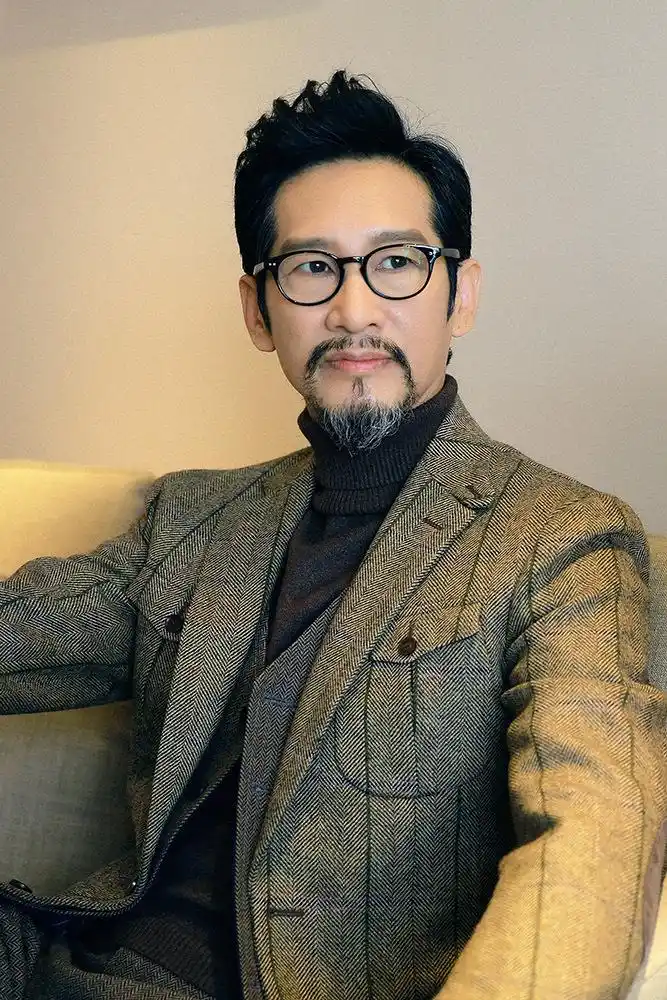 王劲松修身西装勾勒完美身线沉稳儒雅气质自现