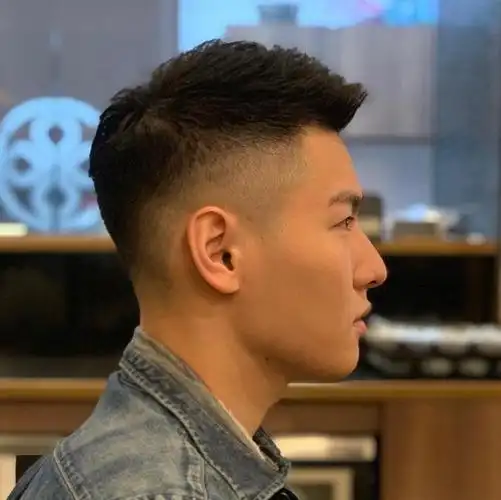 两边铲光中间留长是真的帅