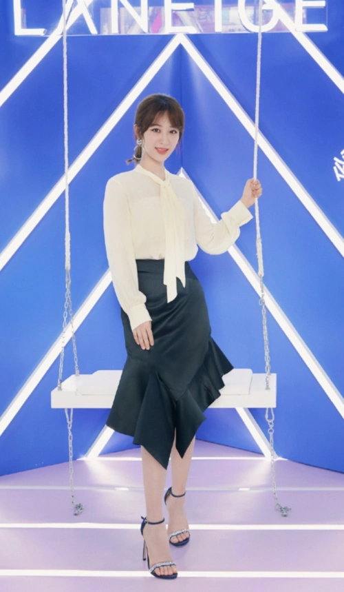 而且杨紫用这件黑色短裙再搭配白色尖头高跟鞋,还凸显出了自己这