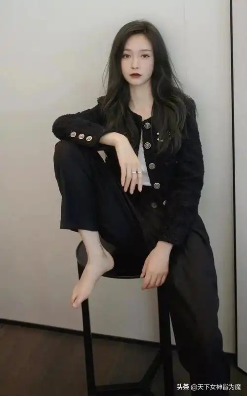 沈梦辰美腿玉足高跟写真「59图」_网易订阅