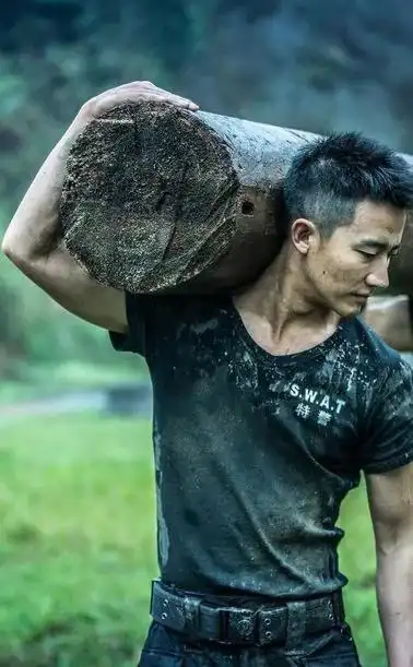 但是,对于每天坚持锻炼的演员,这个亚太地区健身大赛第三名的黄轩来说