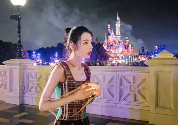 迪丽热巴游迪士尼穿儿童背心腰细似塔尖玩泡泡机变在逃公主