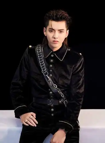 亦凡《嘉人》二月刊封面预告 用眼神说尽情愫 _吴亦凡