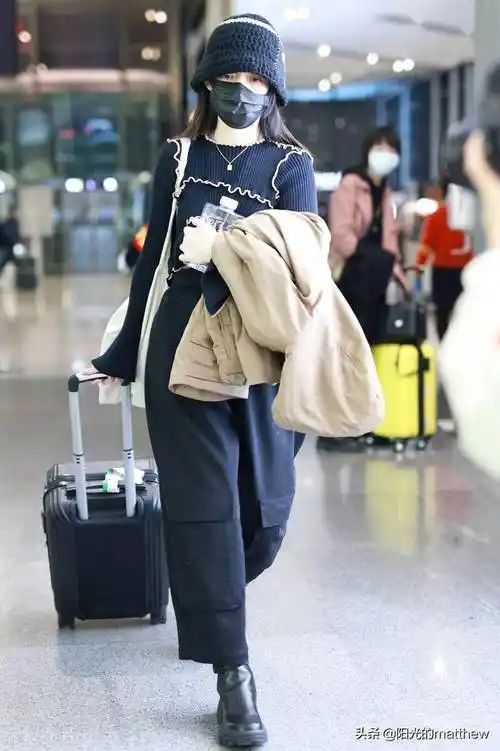 2021年11月15日,北京,郭碧婷机场街拍.