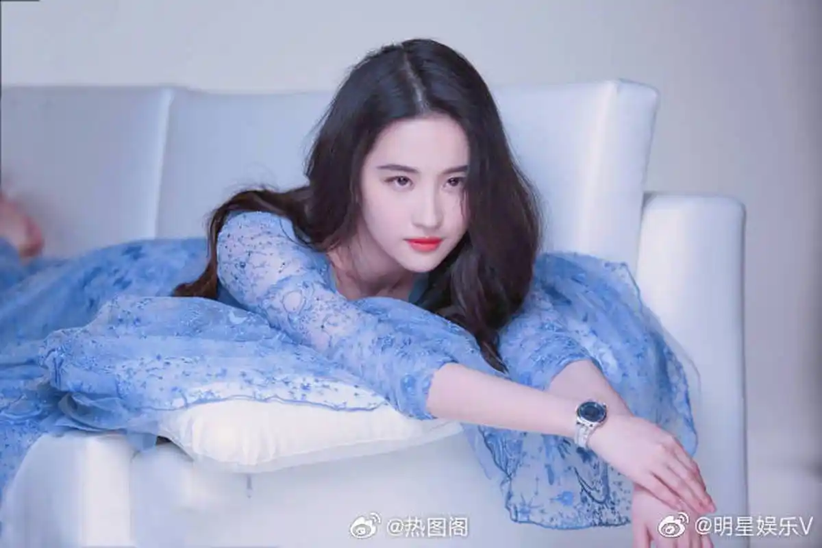 刘亦菲# 一袭蓝色连衣裙,神仙姐姐妩媚娇艳!