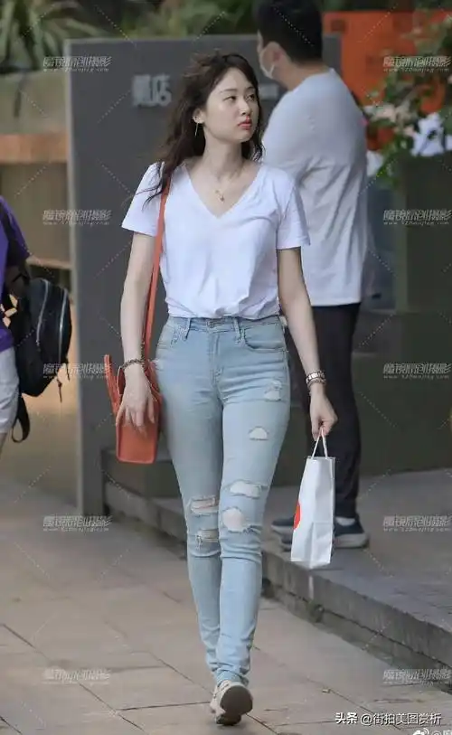 多彩夏日生活##牛仔裤穿搭##街拍#返回搜狐,查看更多