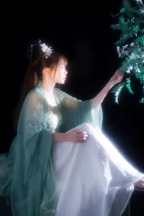 国风古韵 #古风 #仙气飘飘 #汉服 #惊鸿一瞥  那时候 - 抖音