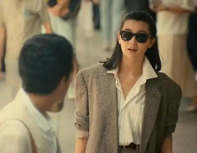 重看1988年《流金岁月》,张曼玉的极简穿搭,现在来看依旧时髦