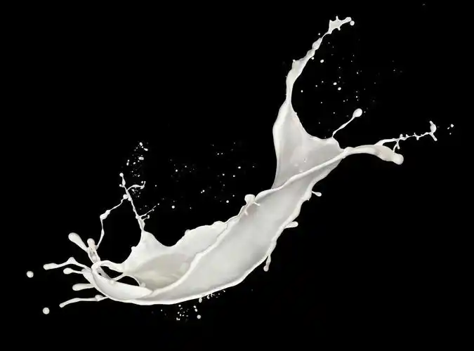 牛奶溅,牛奶飞溅,黑色背景上孤立