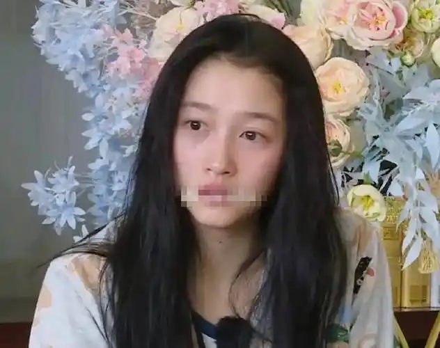 原创关晓彤素颜照曝光表情管理失控失去滤镜后真实状态长这样