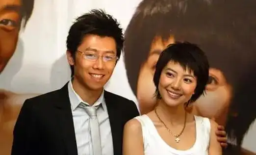 在那个时候,夏雨已有一位相伴的女友,那便是同为演艺界的璀璨明星袁泉