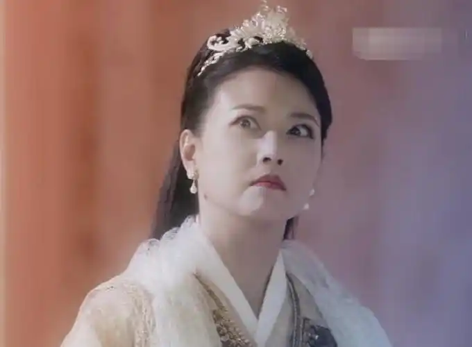 周海媚饰演天后的4个造型,第一个雍容华贵,最后一个笑出猪叫声