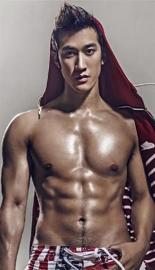 有种"荷尔蒙"叫男星腹肌,金瀚,董又霖还好,看到他惊叹不已