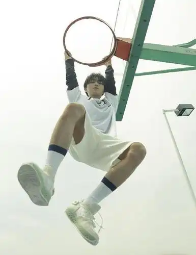 王俊凯空中投篮,被仰拍一瞬看清"肥肠腿",女粉都酸了