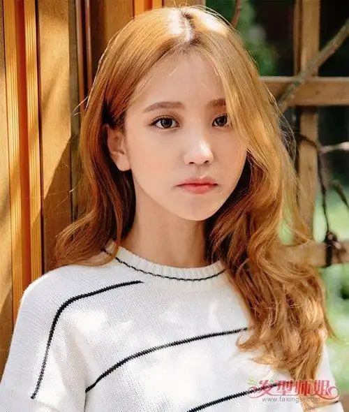 发型脸型 椭圆型脸 >> 精致鹅蛋脸配上温柔长卷发真好看 2019鹅蛋脸