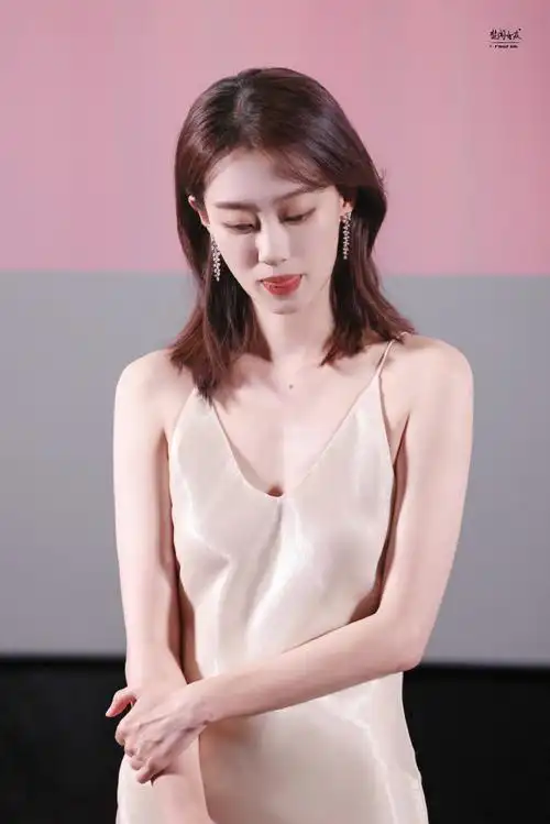 张小斐资生堂品牌时光琉璃大使##张小斐白色丝绸吊带