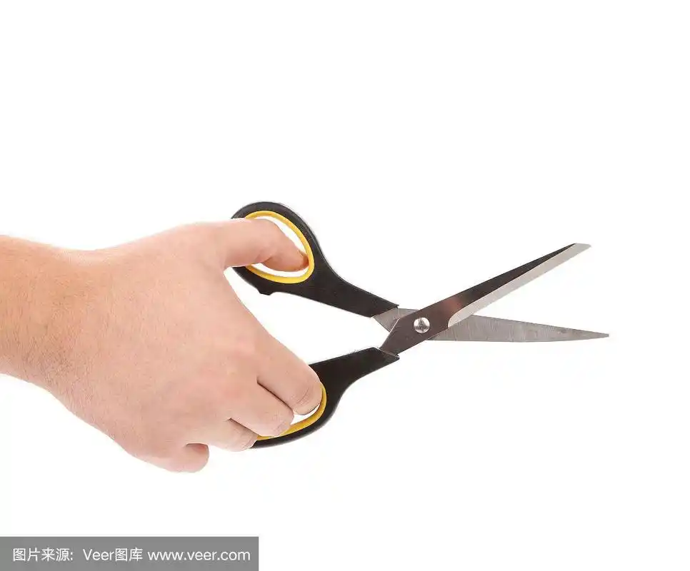 男手拿剪刀.