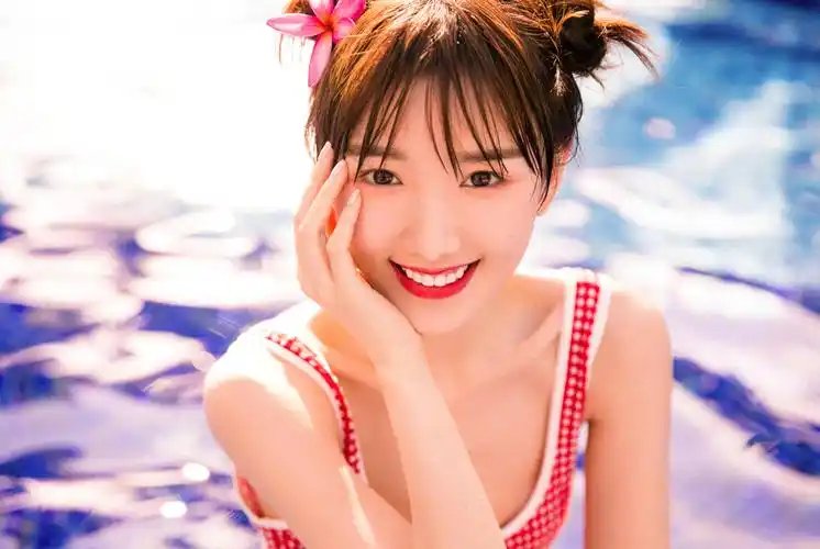 毛晓彤夏日泳装甜美可爱 红色波点露背短裙秀身材