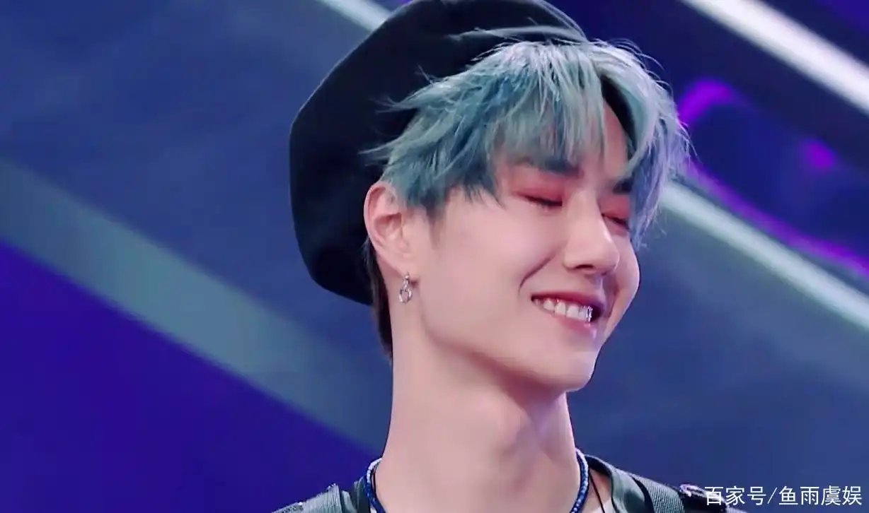 王一博新杂志预告蓝发造型惊艳,还有几张我不准你们没见过!