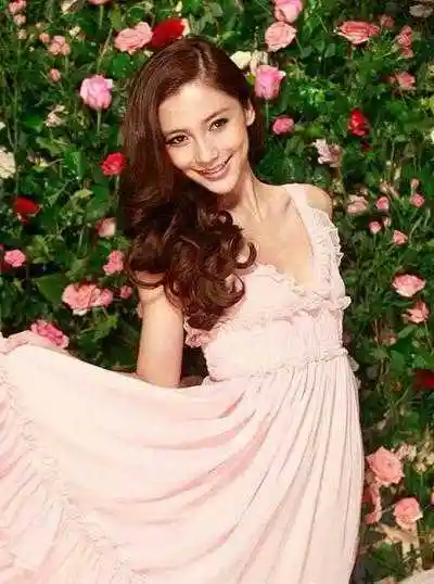 本季为大家带来2022年秋季女明星迷人长发发型,长发发型显然成为时下