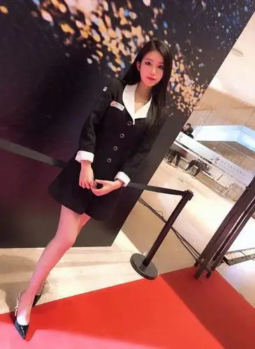 在走红毯期间,小熊还代表了虎牙直播接受了论坛主持人的采访,气质出众