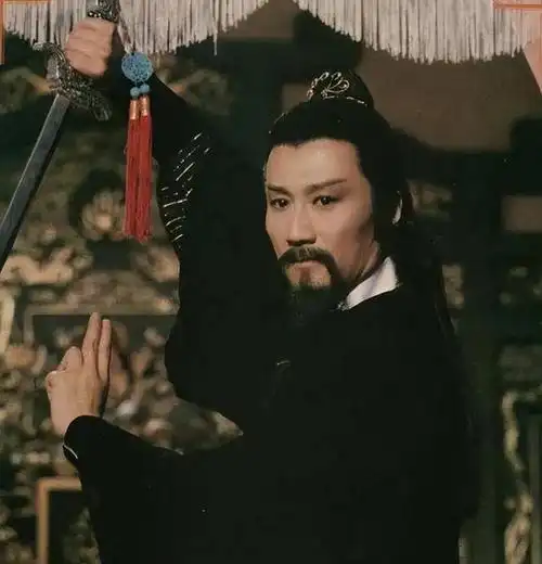 戏外的谢贤用"万花丛中过,片叶不沾身"形容他最合适不过,为了遮住源