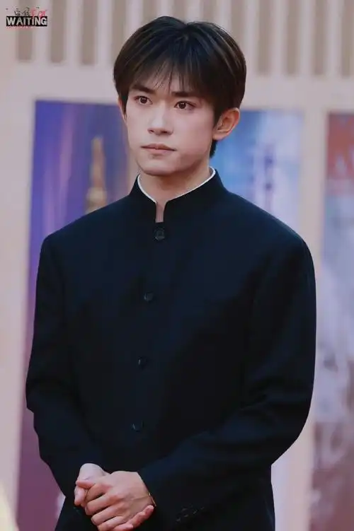 烊千玺穿中山装走红毯,捏着小拳头的样子太可爱了,一脸正气,这身衣服