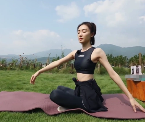 原创王丽坤早晨做瑜伽当她坐姿伸开双臂向左转身材比例遭妒忌