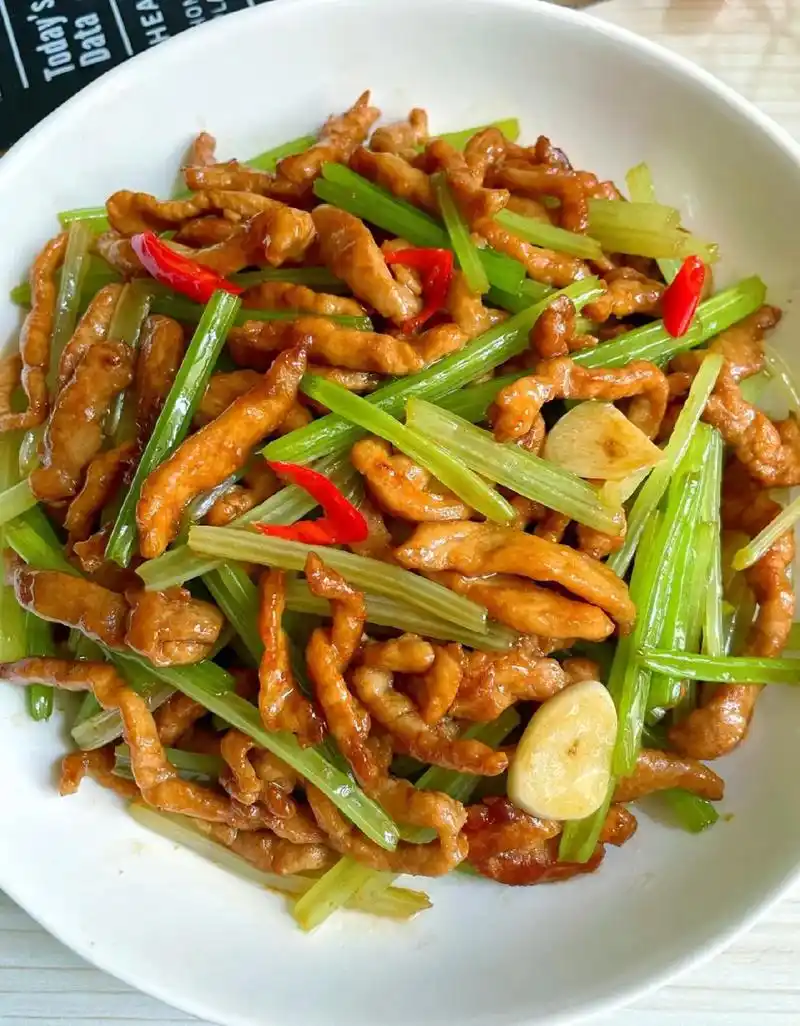 巨下饭的家常小炒,快冲!93食材:猪肉丝,香芹 - 抖音