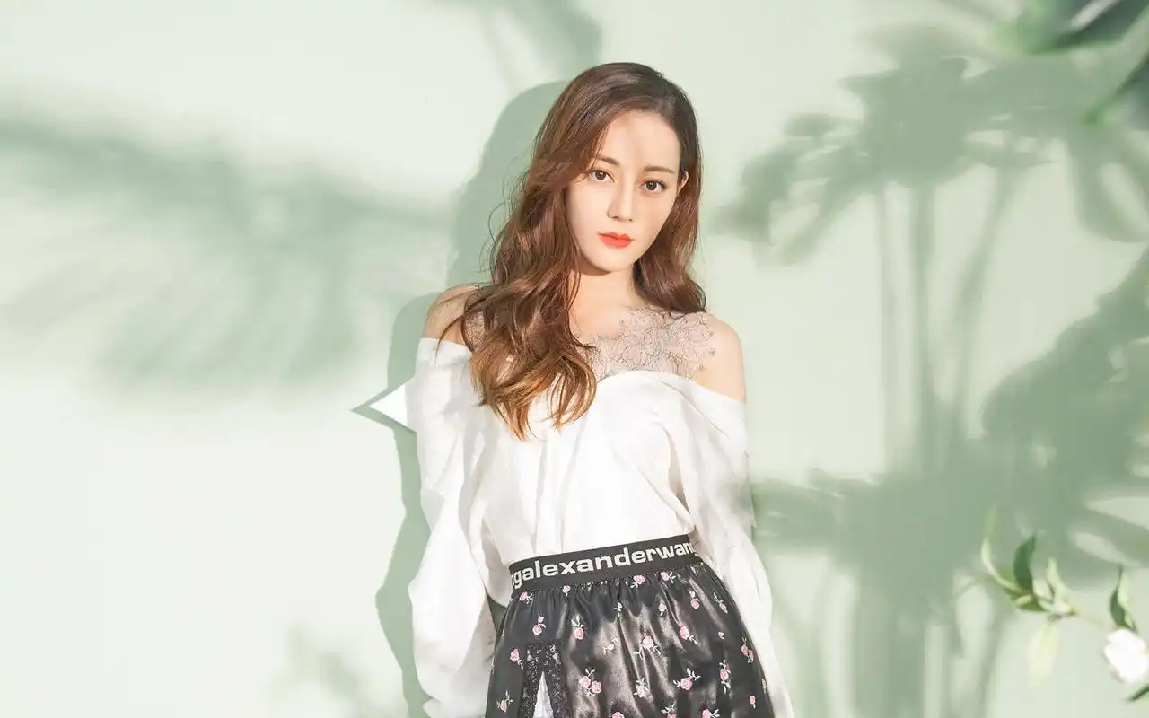 迪丽热巴温婉甜美写真桌面壁纸