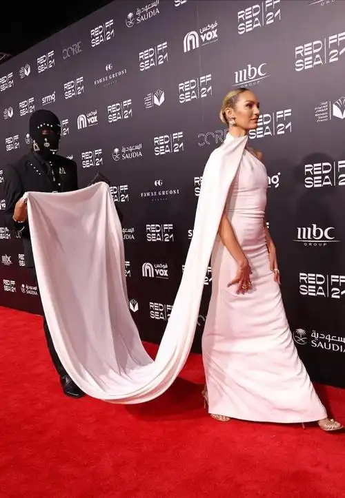 维密天使闪耀亮相阿拉伯电影节!糖糖穿斜肩白裙太美,超模aa性感