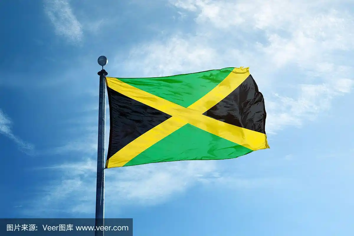 桅杆上挂着牙买加国旗