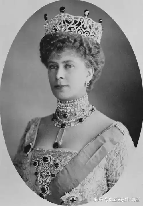 母亲玛丽·阿德莱德·威廉明娜·伊丽莎白,是英国国王乔治三世第七个