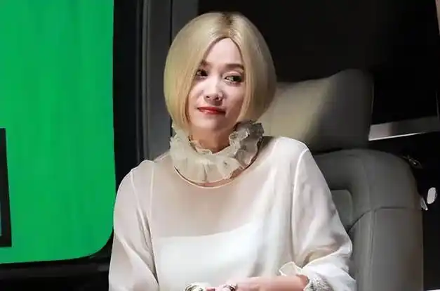 45岁徐静蕾也追潮流?金色波波头衬得肤白透亮,配时尚装认不出