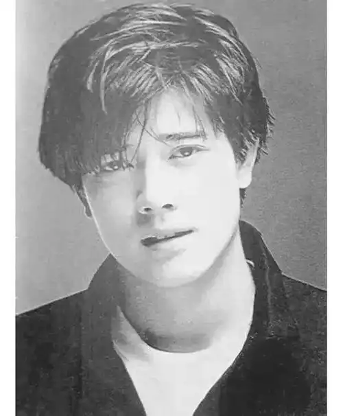 郭富城6岁到55岁罕见照:平平无奇蜕变绝美少年,整容般颜值变化