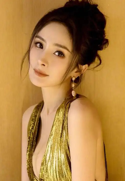 杨幂露酥胸美腿太勾人!穿金色深v礼服像圣诞树,刘恺威都没见过