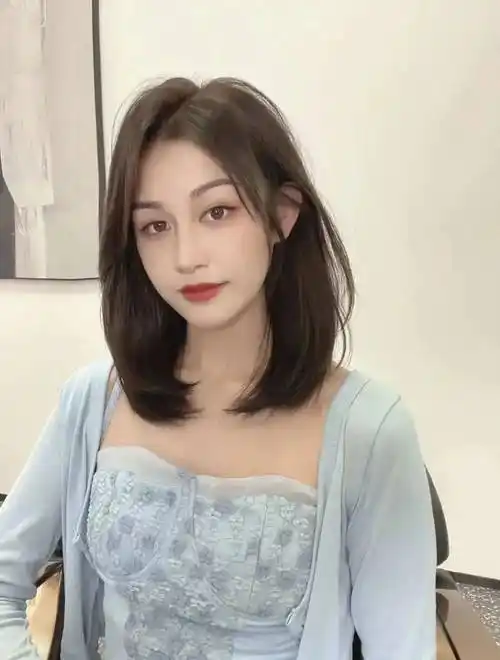 除了搭配甜美的法式刘海,充满氛围感的八字刘海,也是修颜瘦脸的侧颜杀