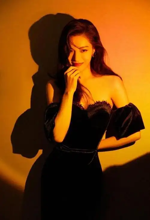 钟楚曦花瓶身材真的没话说紧身裙更显身材比例明艳又撩人