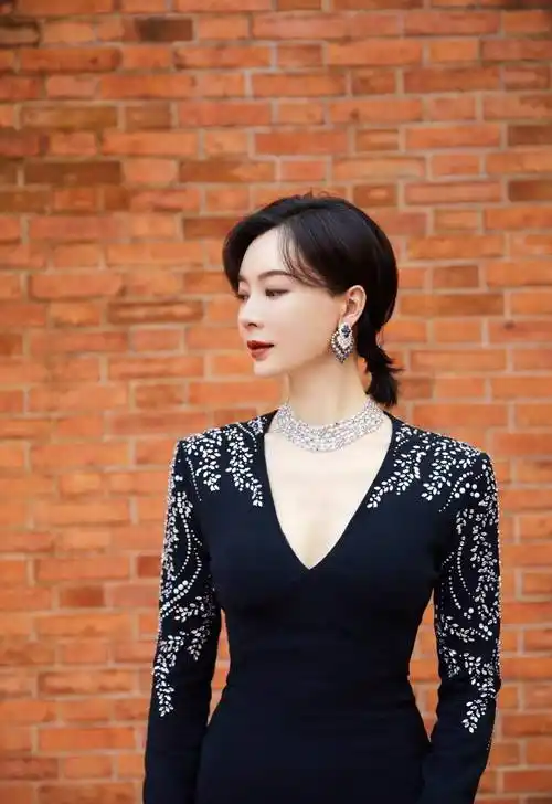 陈数身穿v领晚礼服,展现美好曲线,完美容颜让人深陷其中,太绝_气质