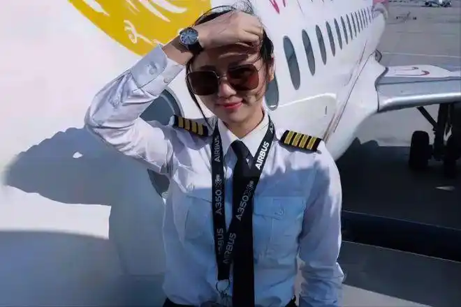 中国首位女机长伍倩玉17岁开飞机26岁当机长巾帼不让须眉