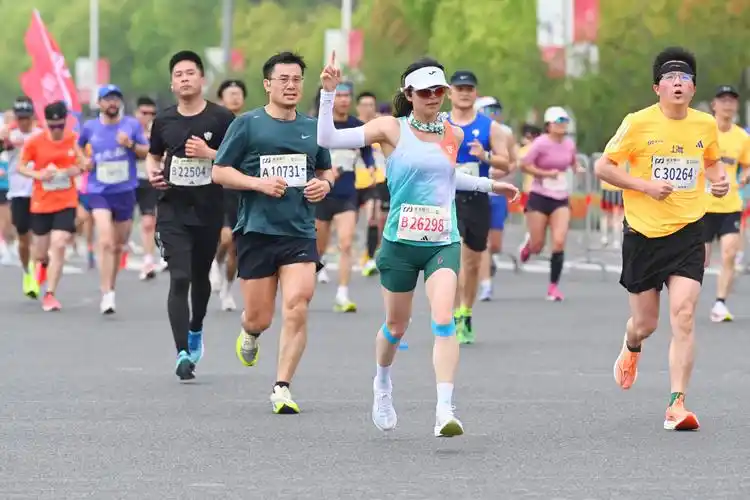 中国"马拉松周末"太火热!近50万名跑者同日起跑