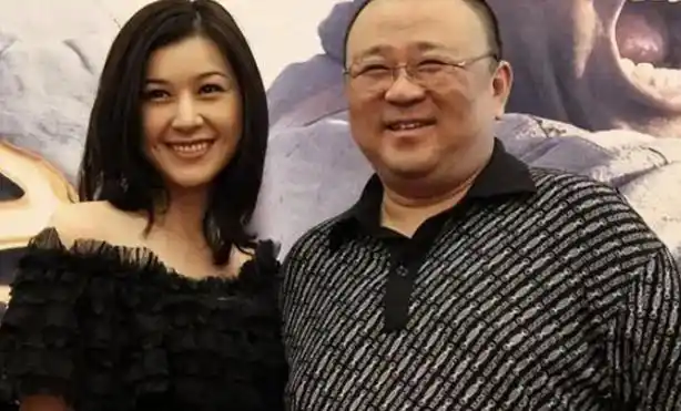婚后的梁冠华和妻子一直恩爱如初,相互扶持.