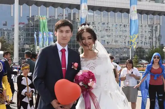 结婚典礼尾声,新人们一同跳起华尔兹,将手中的心形气球飞向天空.