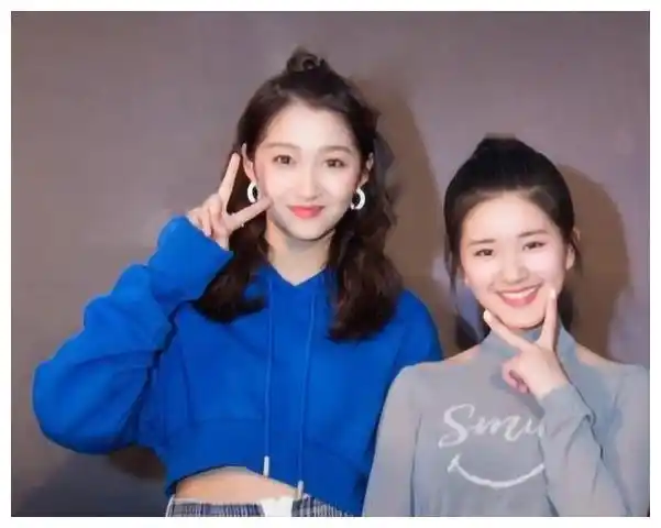 赵露思关晓彤新戏胡同开机女主角未到场男主刘欢意外现身